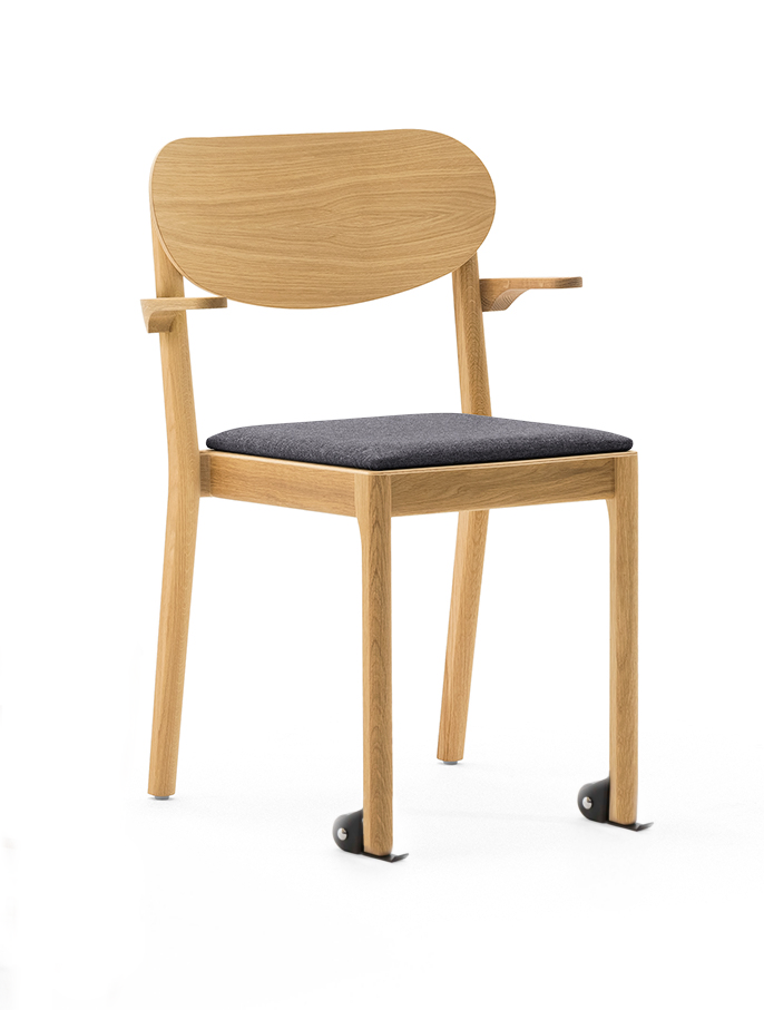 Svea stapelbar stol m/klädd sits och rygg, m/armstöd